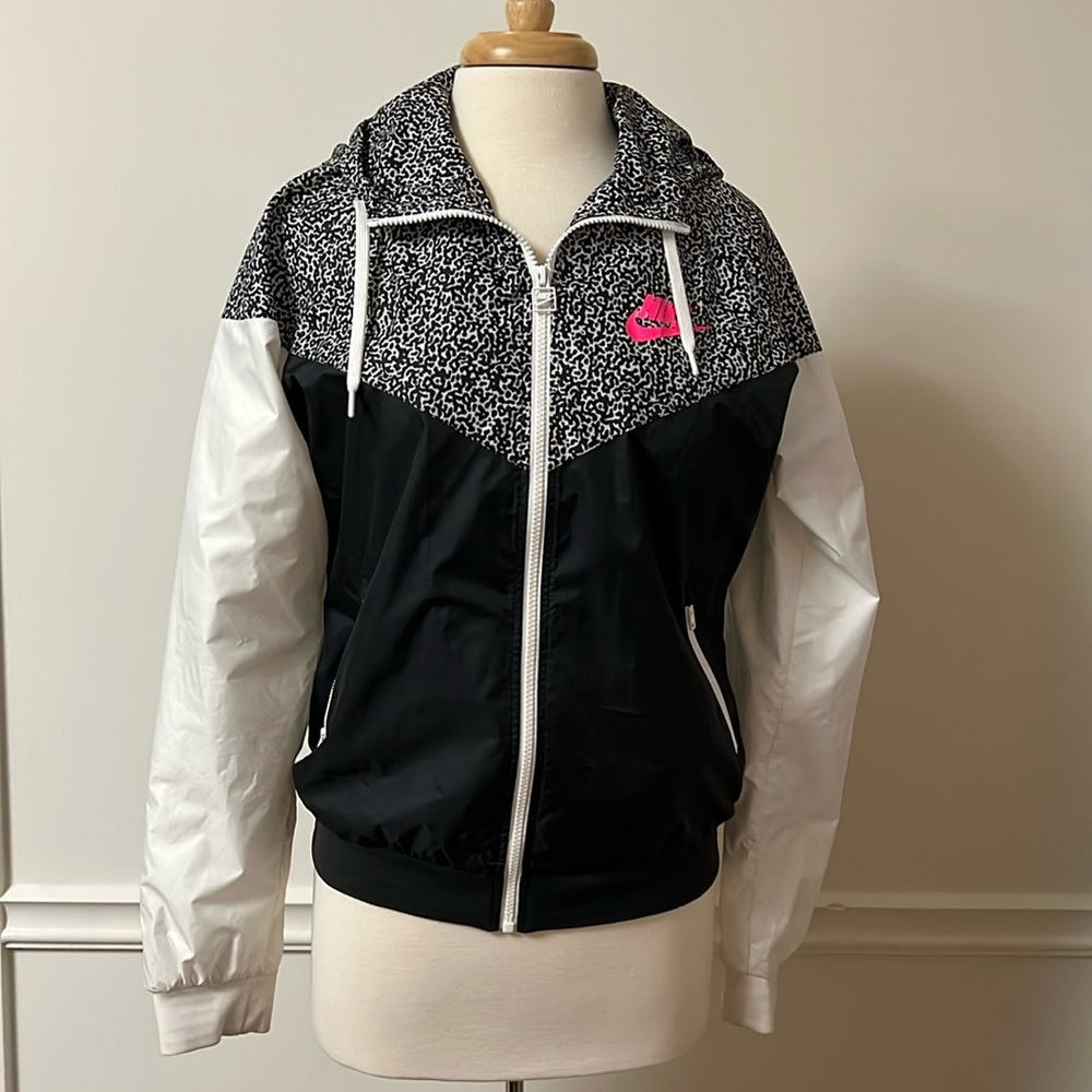 Nike rare color pattern water repellant zip jacket with hood. Size L